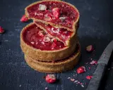 Gourmandise rouge intense : ces tartelettes garnies de fruits et de pralin, c'est quoi cette merveille ? Un délice croustillant.
