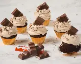 Cupcakes au chocolat avec ganache montée mascarpone, décorés de pépites et de barres Kinder. Un délice !