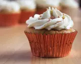 Un cupcake orné d'une ganache montée au chocolat blanc, prêt à être dégusté. Une recette simple pour un dessert gourmand.