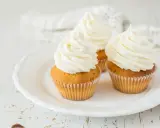 Trois cupcakes sur une assiette blanche, ornés d'un généreux glacage cupcake vanille.