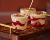 Verrines gourmandes de tiramisu framboise mascarpone, parsemées de crumble croustillant. Un délice fruité et crémeux.