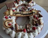 Gâteau en forme de chiffres décoré de crème, biscuits "Clem" et chocolats. Parfait pour un anniversaire !