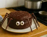Un **gâteau effrayant Halloween** en forme d'araignée, tout chocolat avec des yeux globuleux et des pattes en bâtonnets. Parfait pour faire frissonner les gourmands !