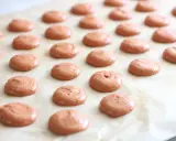 Des petites **collerettes macaron** marron clair, prêtes à être enfournées pour devenir de délicieux macarons.