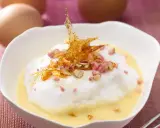 Île flottante aérienne, une recette avec beaucoup d'œufs, garnie de caramel croquant et d'éclats roses.