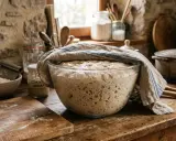 Un levain naturel pétillant dans un bol, prêt à être utilisé. La question "peut on mélanger levure de boulanger et bicarbonate" reste ouverte.