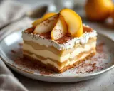Un déliceux tiramisu vanille aux couches crémeuses et aux fruits, saupoudré de cacao.