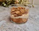 Un délicieux tiramisu pomme spéculoos en verrine, avec des couches de compote de pommes, de crème onctueuse et de biscuits émiettés.