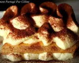 Un délicieux tiramisu au marsala, garni de cacao, avec des couches de crème onctueuse et de biscuits savoiardi.