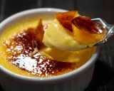 Une cuillère de crème brûlée, parfaite pour savoir que faire avec 4 jaunes d'œufs. La croûte caramélisée craque sous la cuillère.