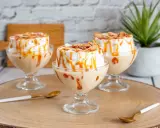 Comment faire une île flottante : trois desserts aériens à la meringue, nappés de caramel et d'amandes effilées, servis dans des coupes.