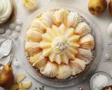 Une magnifique charlotte aux poires, ornée de fines lamelles de fruits et de crème fouettée, saupoudrée de sucre glace.