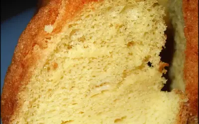 Gros plan sur une tranche de chiffon cake, texture aérienne et dorée. Une recette facile pour un dessert léger.