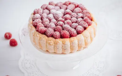 Charlotte aux framboises et mascarpone, une recette sans gélatine pour un dessert léger et fruité.