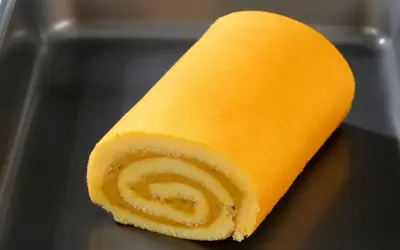 Une bûche roulée, prête à être dégustée. Apprenez comment rouler une bûche pour un dessert parfait.
