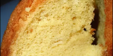 Gros plan sur une tranche de chiffon cake, texture aérienne et dorée. Une recette facile pour un dessert léger.