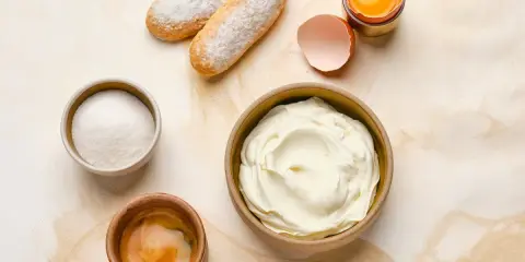 Ingrédients pour un tiramisu : boudoirs, sucre, café, cacao, œuf et un grand bol de mascarpone 500g.