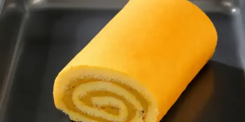 Une bûche roulée, prête à être dégustée. Apprenez comment rouler une bûche pour un dessert parfait.