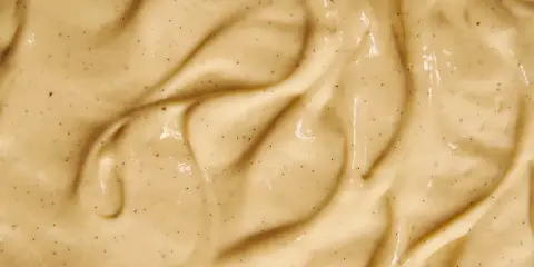 Texture onctueuse de crème pâtissière mousseuse, parsemée de points de vanille.