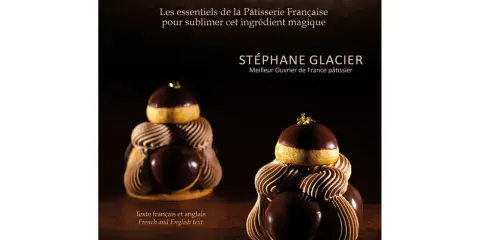 Deux magnifiques créations de pâtisserie française, inspirées par l'art de l'opera patisserie, ornées de chocolat et de dorures.