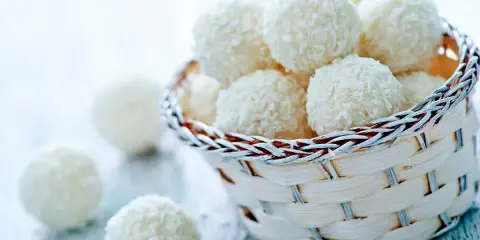 Délicieuses boules coco, parfaites pour une recette facile et rapide. Un panier rempli de ces douceurs vous attend.
