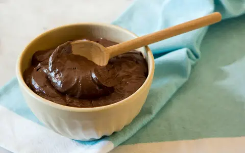 Mousse au chocolat ratée ? Pas de panique ! Cette texture dense et crémeuse peut encore être délicieuse. Que faire avec une mousse au chocolat ratée ? Transformez-la en garniture pour gâteau ou en base pour des truffes.