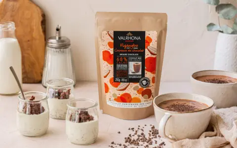 Des desserts crémeux garnis de copeaux de chocolat Valrhona, prêts à être dégustés.