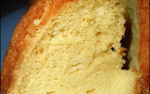 Gros plan sur une tranche de chiffon cake, texture aérienne et dorée. Une recette facile pour un dessert léger.