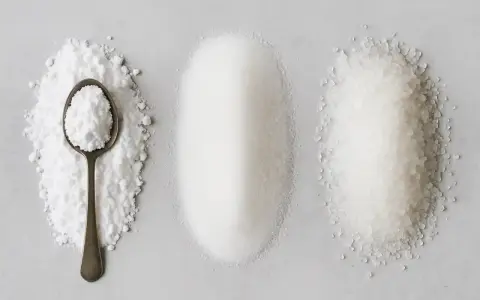 Trois tas de sucres : poudreux, fin et gros. Qu'est-ce que le sucre cristallisé ? Le fin est le plus courant.