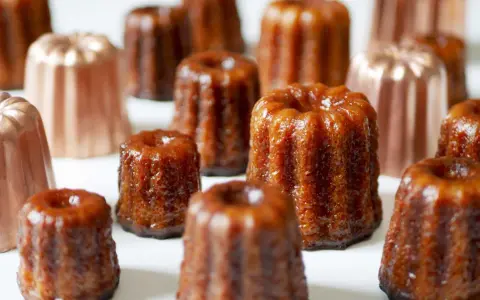 Première utilisation des moules cannelés en cuivre pour des cannelés dorés et appétissants.
