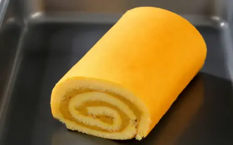 Une bûche roulée, prête à être dégustée. Apprenez comment rouler une bûche pour un dessert parfait.