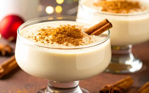 Délicieuse mousse speculoos crémeuse, saupoudrée de cannelle et garnie d'un bâtonnet. Parfait pour les fêtes.