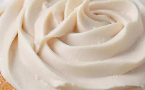 Glaçage Philadelphia sans beurre, crémeux et aérien, déposé en spirale sur un gâteau.