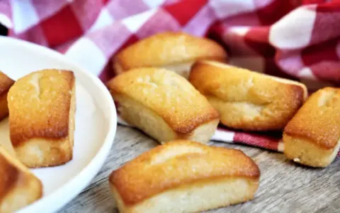 Financiers dorés sur une serviette à carreaux rouges. Parfait pour savoir que faire avec des blancs d'œufs.