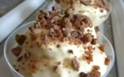 Délicieux tiramisu daim, crémeux et garni de morceaux croquants de chocolat et de caramel. Un vrai délice !