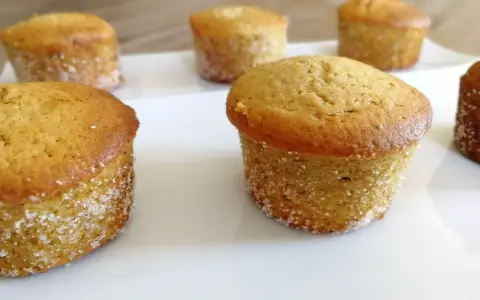 Six muffins dorés, certains légèrement inclinés, sur une assiette blanche. Peut-être que c'est pour ça que mes muffins gonflent de travers !