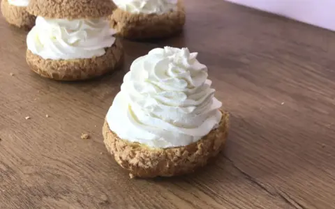 Choux garnis de chantilly mascarpone onctueuse, un délice qui rappelle le Nutella.