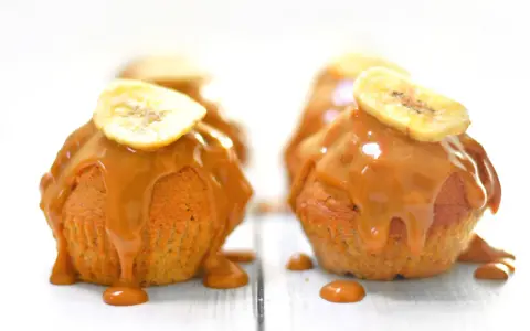 Délicieux muffin banane caramel, nappé de sauce onctueuse et garni d'une tranche de banane séchée.