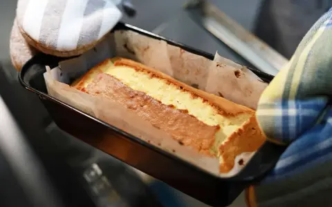 Un cake doré sort du four. On se demande si on peut congeler un layer cake pour le déguster plus tard.