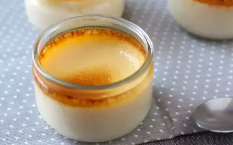 Crème aux œufs grand-mère dans des pots en verre, avec une belle croûte caramélisée. Un délice réconfortant.
