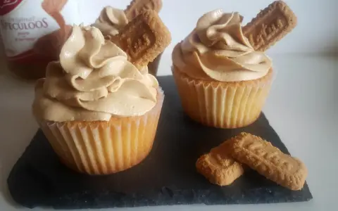 Cupcakes gourmands avec un glaçage speculoos onctueux, décorés de biscuits.