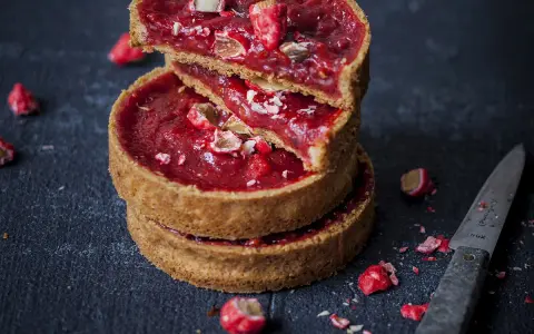 Gourmandise rouge intense : ces tartelettes garnies de fruits et de pralin, c'est quoi cette merveille ? Un délice croustillant.