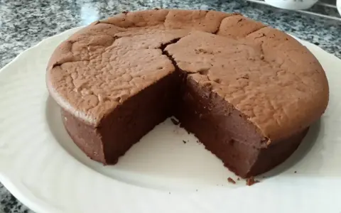Gâteau au chocolat intense, fait maison avec 250g de mascarpone. Sa texture fondante promet un délice.