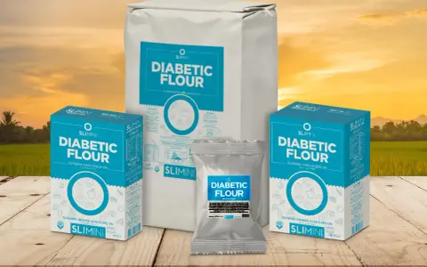 Plusieurs paquets de farine "Diabetic Flour" de la marque Slimini, idéale pour ceux qui se demandent quelle est la meilleure farine pour les diabétiques.