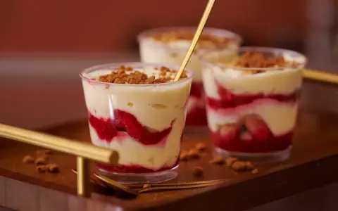 Verrines gourmandes de tiramisu framboise mascarpone, parsemées de crumble croustillant. Un délice fruité et crémeux.