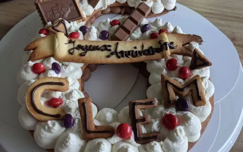 Gâteau en forme de chiffres décoré de crème, biscuits "Clem" et chocolats. Parfait pour un anniversaire !