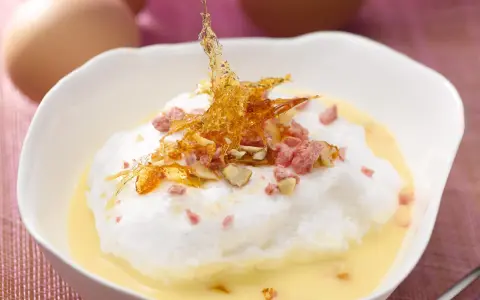 Île flottante aérienne, une recette avec beaucoup d'œufs, garnie de caramel croquant et d'éclats roses.