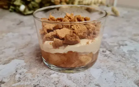 Un délicieux tiramisu pomme spéculoos en verrine, avec des couches de compote de pommes, de crème onctueuse et de biscuits émiettés.