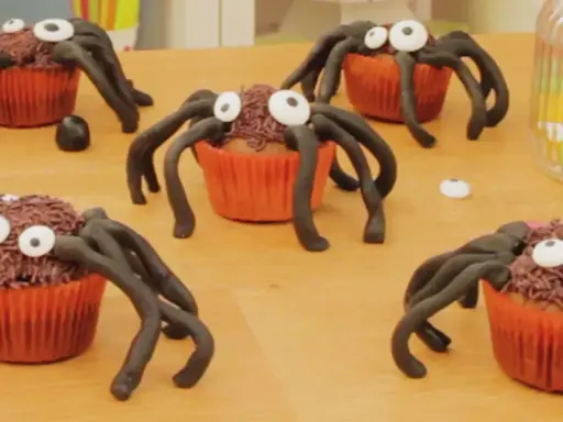 Des cupcakes d'Halloween transformés en araignées effrayantes avec des vermicelles chocolat et des yeux en sucre. Parfait pour une fête !
