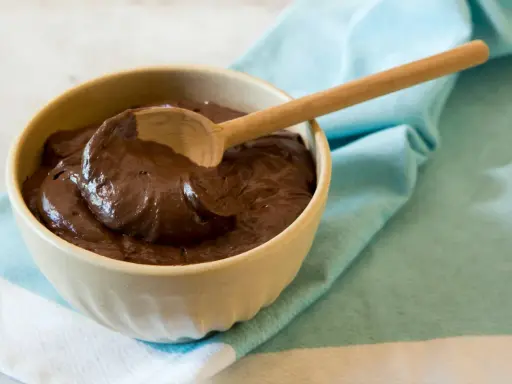 Mousse au chocolat ratée ? Pas de panique ! Cette texture dense et crémeuse peut encore être délicieuse. Que faire avec une mousse au chocolat ratée ? Transformez-la en garniture pour gâteau ou en base pour des truffes.